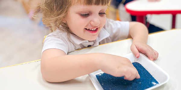 Criança brincando no quarto montessori 