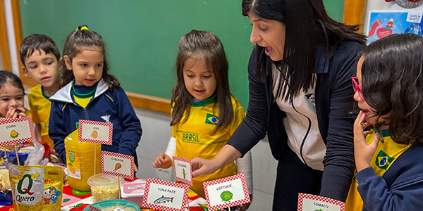 crianças aprendendo sobre alimentos 