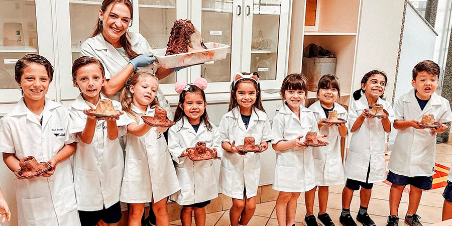 alunos na aula de vulcão 