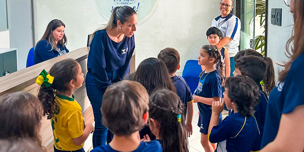 alunos reunidos na escola 