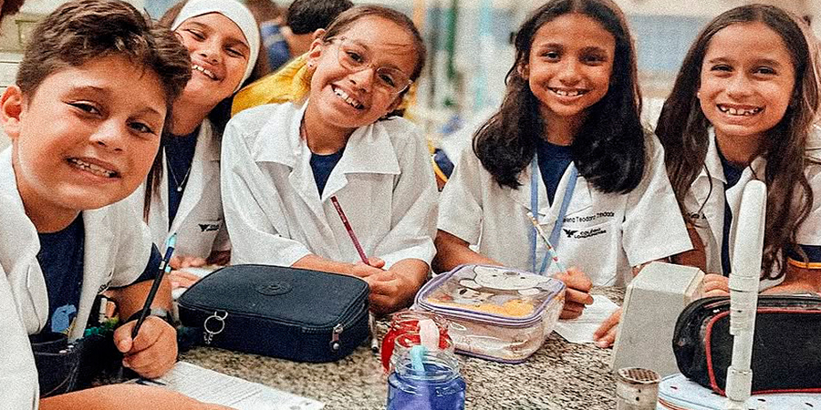 alunos em experiência com água 