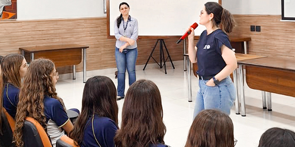 alunos assistindo palestra