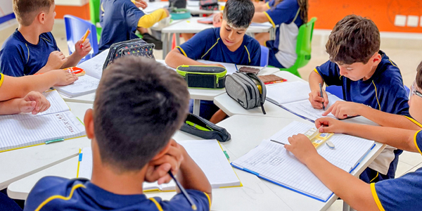 Alunos estudam na mesa do Colégio Londrinense que reforça os benefícios das metodologias ativas na educação