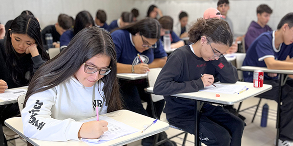 Alunos em sala de aula estudando e Colégio Londrinense dá dicas para melhorar o foco e a concentração nos estudos.