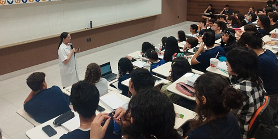 alunos em palestra no auditório 