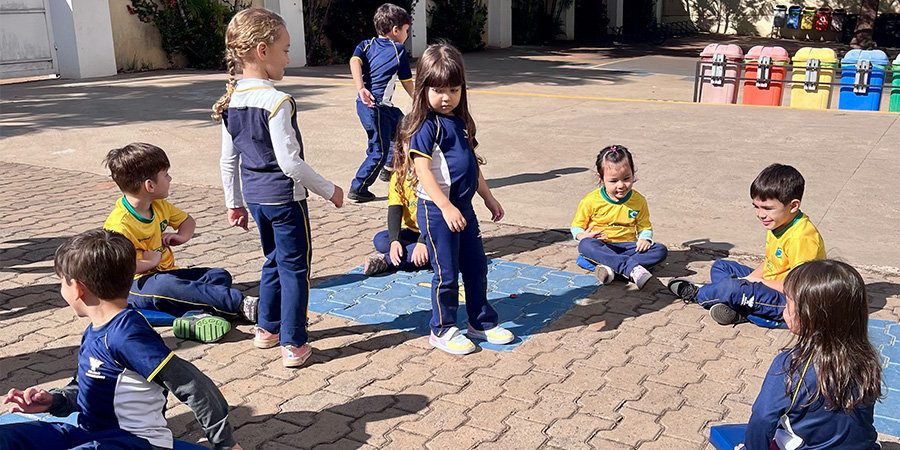 crianças fazendo atividade física na escola 