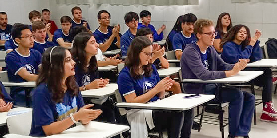 alunos em sala de aula 